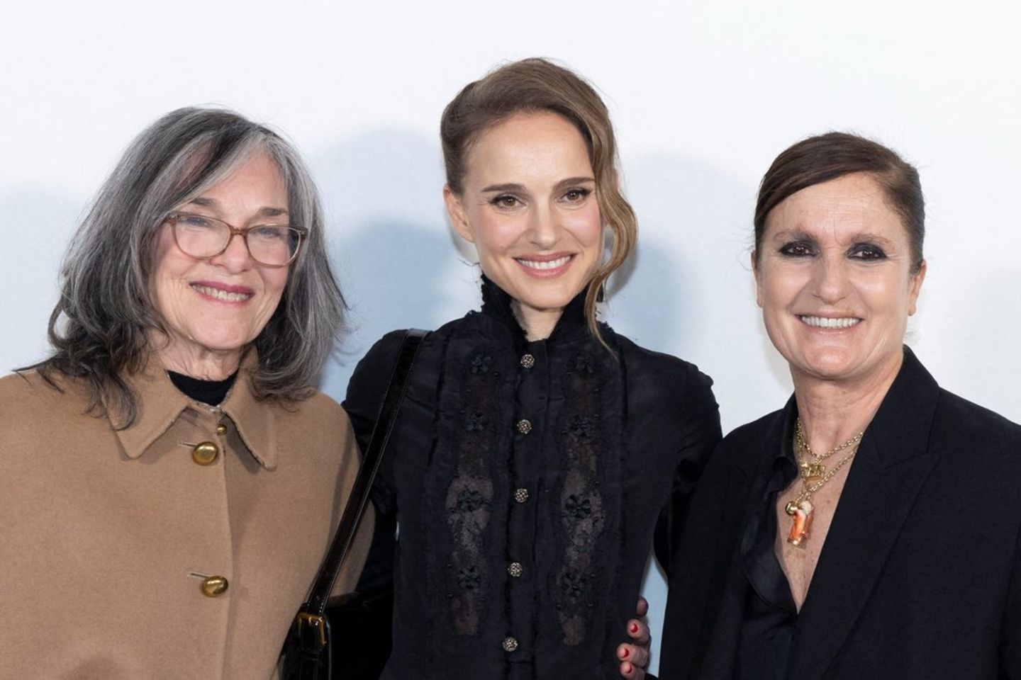 Shelley Stevens (v.l.) und Natalie Portman posierten neben Diors Kreativdirektion Maria Grazia Chiuri für die Fotografen.
