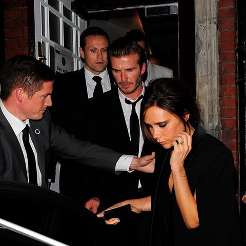 Craig Ainsworth (l.) geht Victoria und David Beckham im Jahr 2013 zur Hand.