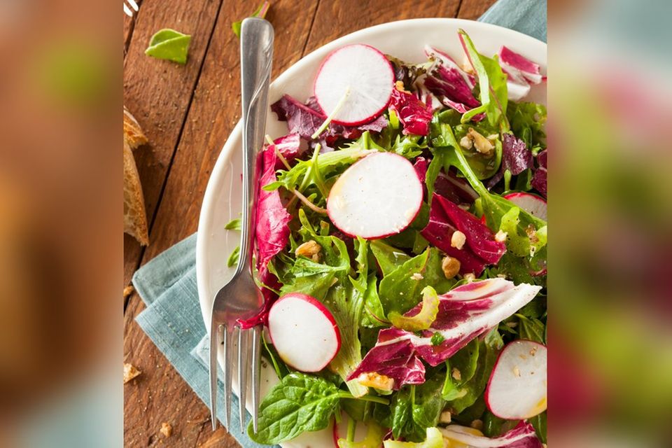 Frühlingsgenuss: Frischer Salat mit Radieschen und Kresse Frühlingsgenuss: Frischer Salat mit Radieschen und Kresse