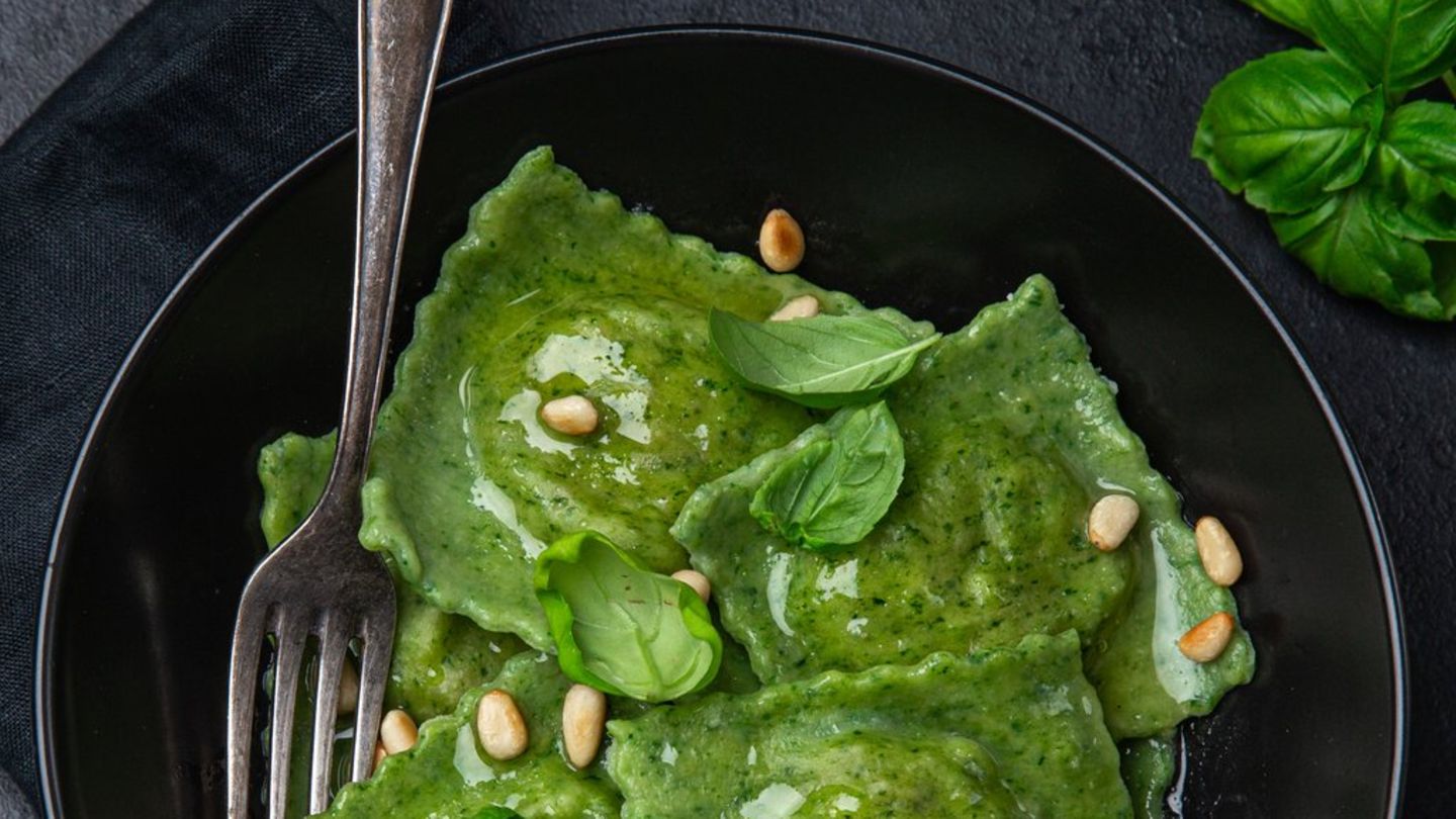 Selbstgemachte Pasta: Spinat-Ravioli mit cremiger Pilzfüllung