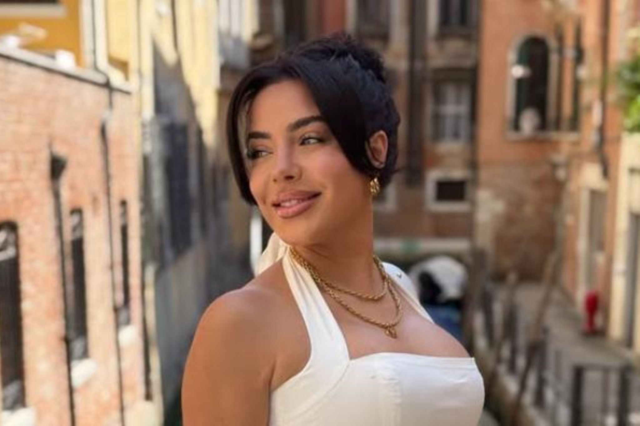 Leyla Lahouar gibt im sexy String-Badeanzug Einblicke in ihren JGA