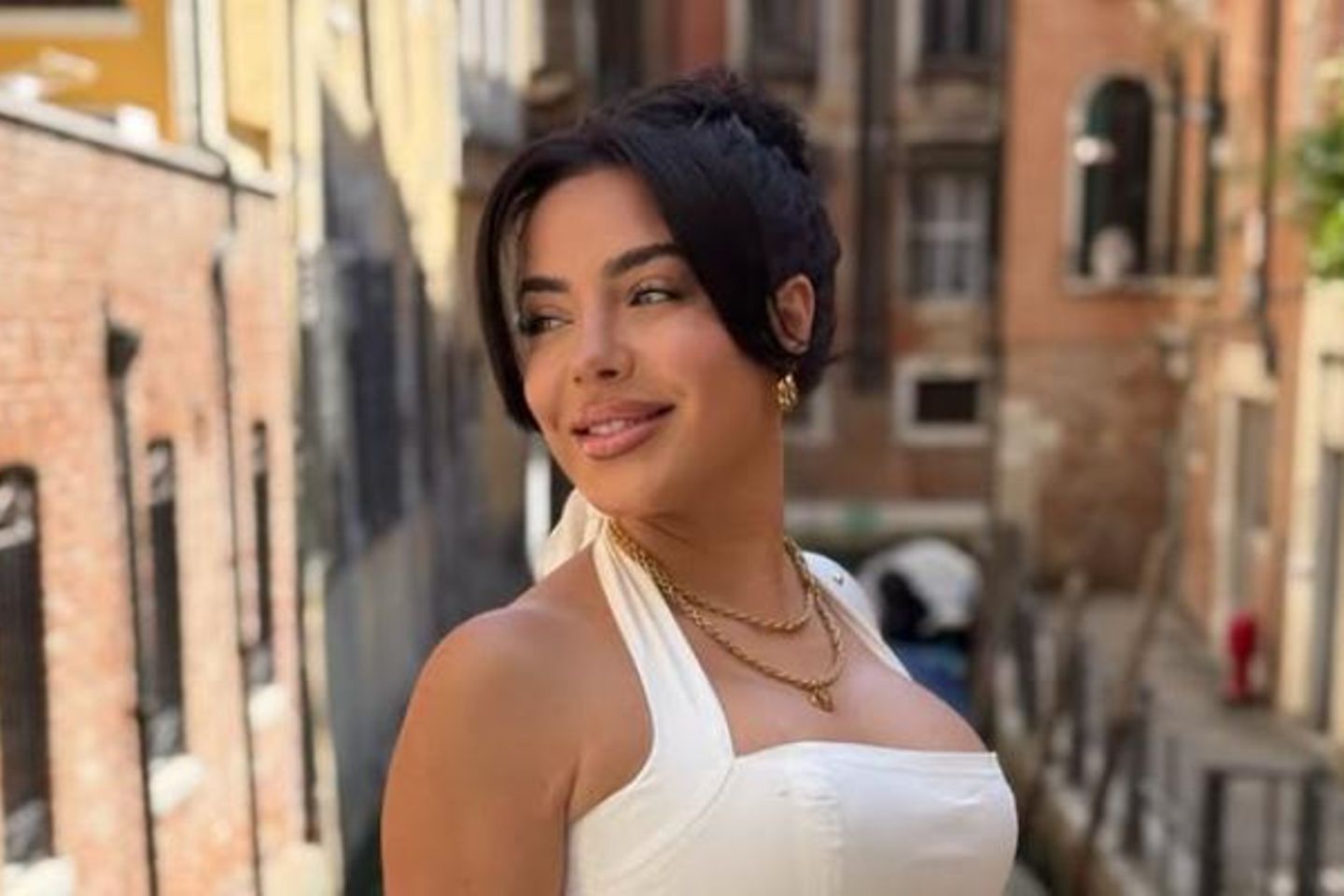 Leyla Lahouar gibt im sexy String-Badeanzug Einblicke in ihren JGA